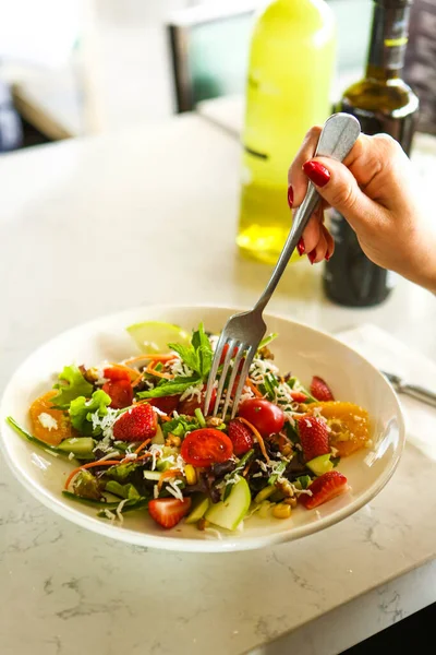 Retrato Atraente Mulher Branca Sorrindo Comer Salada Foco Mão Garfo — Fotografia de Stock