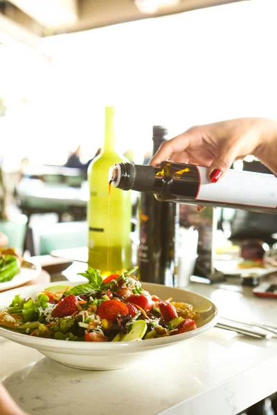 çekici beyaz salata, odak üstünde el yemek kadın ve çatal gülümseyen portresi.