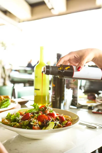 çekici beyaz salata, odak üstünde el yemek kadın ve çatal gülümseyen portresi.