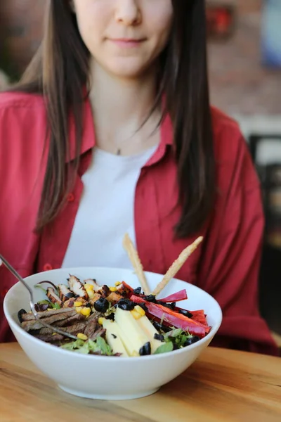 Retrato Atraente Mulher Branca Sorrindo Comer Salada Foco Mão Garfo — Fotografia de Stock