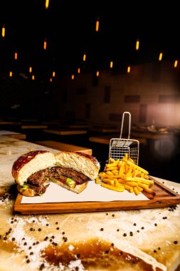 Taze sebzeli ev yapımı hamburger.