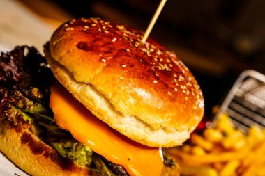 Taze sebzeli ev yapımı hamburger.