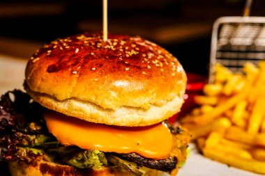 Taze sebzeli ev yapımı hamburger.