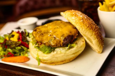 Taze sebzeli ev yapımı hamburger.