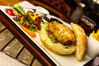 Taze sebzeli ev yapımı hamburger.