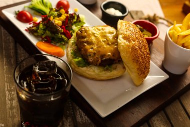 Taze sebzeli ev yapımı hamburger.