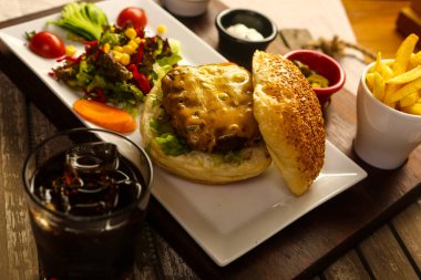 Taze sebzeli ev yapımı hamburger.