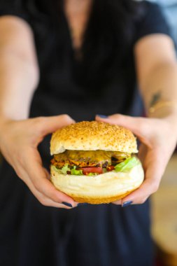 Taze sebzeli ev yapımı hamburger.