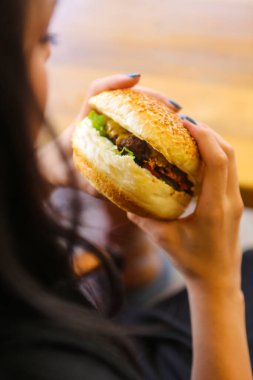 Taze sebzeli ev yapımı hamburger.