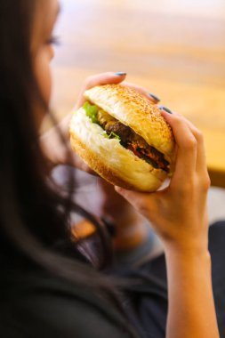 Taze sebzeli ev yapımı hamburger.