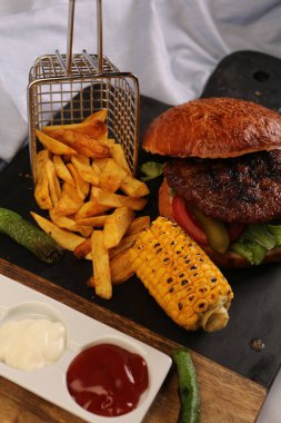 Taze sebzeli ev yapımı hamburger.