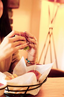 Taze sebzeli ev yapımı hamburger.