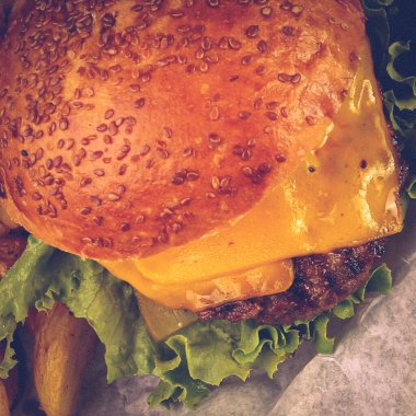 Taze sebzeli ev yapımı hamburger.