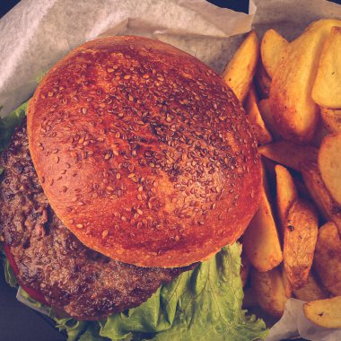 Taze sebzeli ev yapımı hamburger.