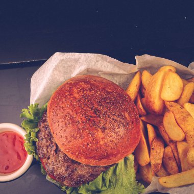 Taze sebzeli ev yapımı hamburger.