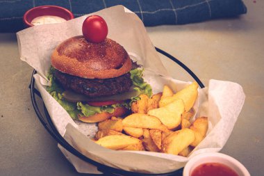 Taze sebzeli ev yapımı hamburger.