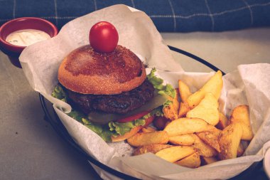 Taze sebzeli ev yapımı hamburger.