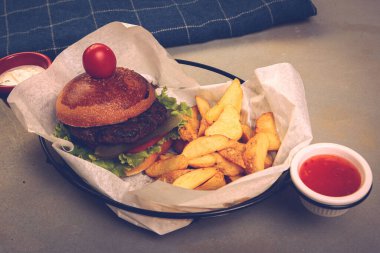 Taze sebzeli ev yapımı hamburger.