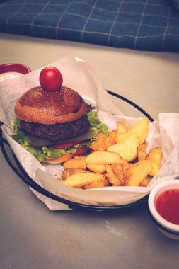 Taze sebzeli ev yapımı hamburger.