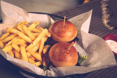 Taze sebzeli ev yapımı hamburger.