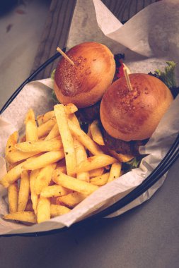 Taze sebzeli ev yapımı hamburger.