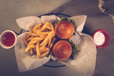 Taze sebzeli ev yapımı hamburger.