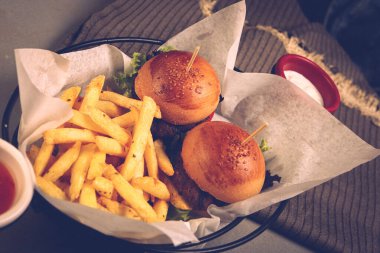 Taze sebzeli ev yapımı hamburger.