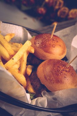 Taze sebzeli ev yapımı hamburger.