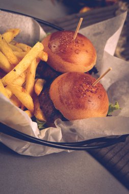 Taze sebzeli ev yapımı hamburger.