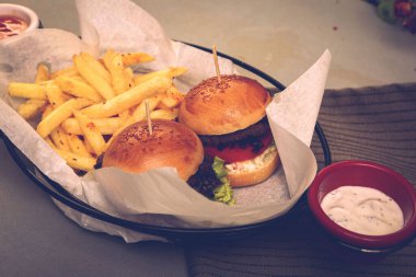 Taze sebzeli ev yapımı hamburger.