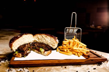 Taze sebzeli ev yapımı hamburger.