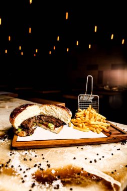 Taze sebzeli ev yapımı hamburger.