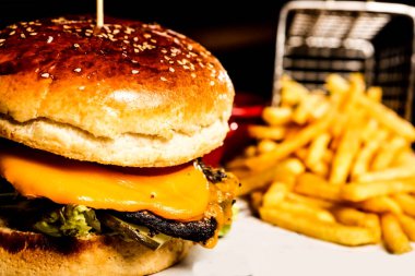 Taze sebzeli ev yapımı hamburger.