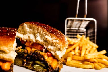 Taze sebzeli ev yapımı hamburger.