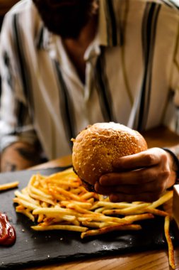 Taze sebzeli ev yapımı hamburger.