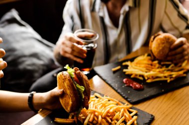 Taze sebzeli ev yapımı hamburger.