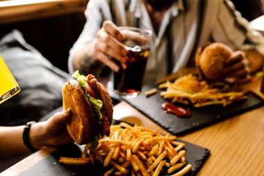 Taze sebzeli ev yapımı hamburger.