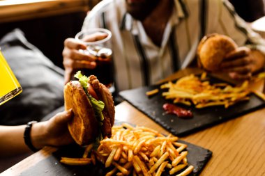 Taze sebzeli ev yapımı hamburger.