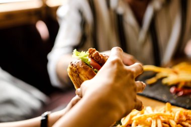 Taze sebzeli ev yapımı hamburger.