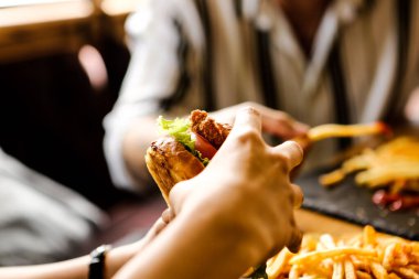 Taze sebzeli ev yapımı hamburger.