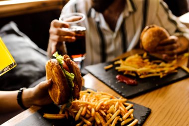 Taze sebzeli ev yapımı hamburger.