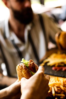 Taze sebzeli ev yapımı hamburger.