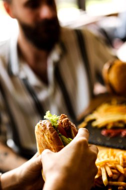 Taze sebzeli ev yapımı hamburger.