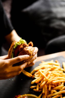 Taze sebzeli ev yapımı hamburger.