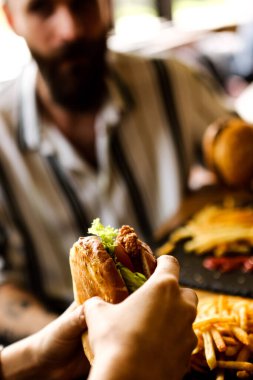 Taze sebzeli ev yapımı hamburger.