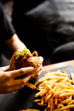 Taze sebzeli ev yapımı hamburger.