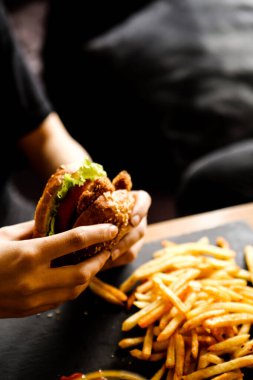 Taze sebzeli ev yapımı hamburger.