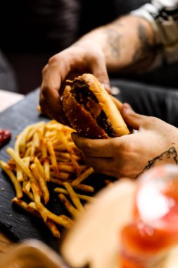 Taze sebzeli ev yapımı hamburger.