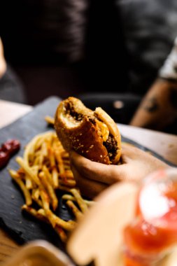 Taze sebzeli ev yapımı hamburger.