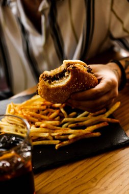 Taze sebzeli ev yapımı hamburger.